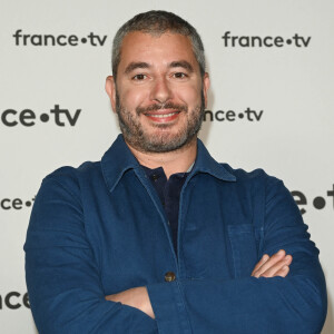 Et de compléter : "Mais il était meurtri d'avoir été prévenu au dernier moment".
Ali Baddou au photocall pour la conférence de presse de rentrée de France TV à la Grande Halle de la Villette à Paris, France, le 6 juillet 2022. © Coadic Guirec/Bestimage 