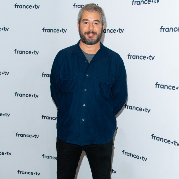 Ali Baddou lors du photocall dans le cadre de la conférence de presse de France Télévisions au Pavillon Gabriel à Paris, France, le 24 août 2021. © Pierre Perusseau/Bestimage 