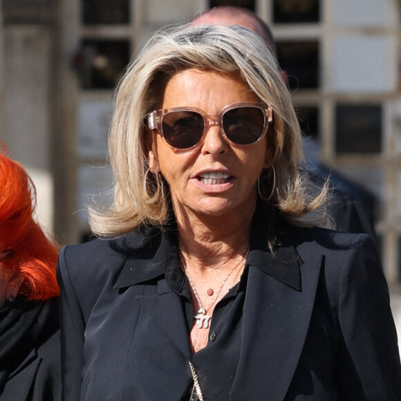 Les vacances de Caroline Margeridon se concluent malheureusement avec une bien mauvaise nouvelle.
Vivianne De Wiit, Caroline Margeridon - Obsèques de la chanteuse Régine au Crematorium du cimetière du Père-Lachaise à Paris. © Jacovides-Moreau / Bestimage