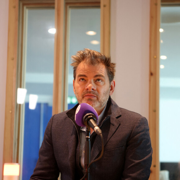Exclusif - Le réalisateur-acteur Clovis Cornillac dans les studios AirZen Radio à Bordeaux le 26 avril 2022 pour la présentation du film"C'est magnifique" © Jean-Marc Lhomer / Bestimage 