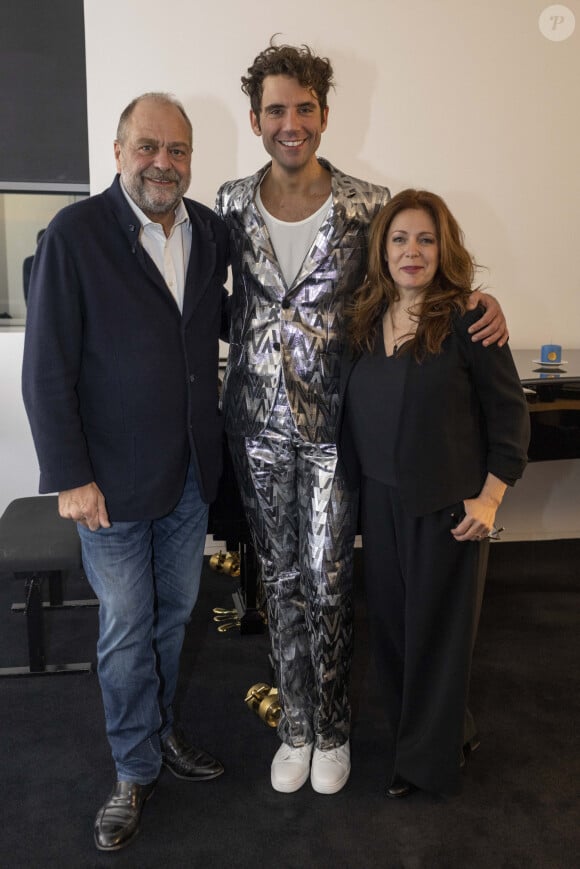 Exclusif - Eric Dupond-Moretti et sa compagne Isabelle Boulay - Mika est en backstage après son deuxième concert à la Philharmonie de Paris le 24 octobre 2021. © Cyril Moreau / Bestimage 