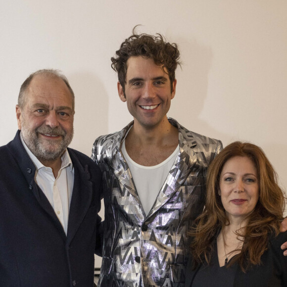 Exclusif - Eric Dupond-Moretti et sa compagne Isabelle Boulay - Mika est en backstage après son deuxième concert à la Philharmonie de Paris le 24 octobre 2021. © Cyril Moreau / Bestimage 