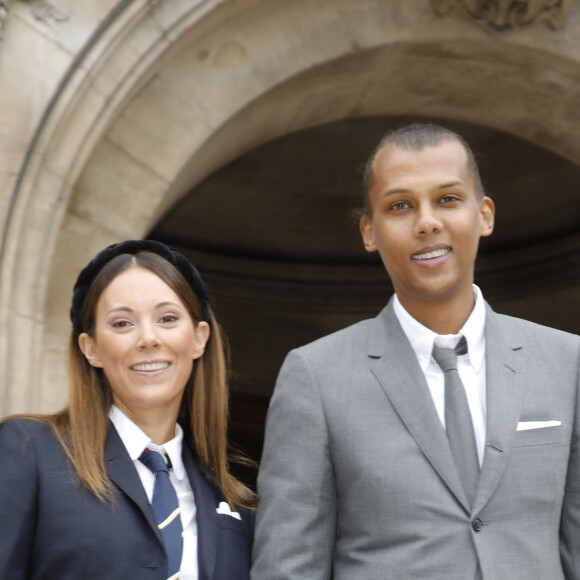 Les deux individus qui l'ont filmé se moquent de lui et la vidéo est vue des milliers de fois. Stromae qui avait prévu deux vidéos pour préparer son retour sent que les choses vont être plus compliquées que prévues...
Le chanteur Stromae (Paul van Haver) et sa femme Coralie Barbier - Arrivées au défilé Thom Browne Collection Femme Prêt-à-porter Printemps/Eté 2023 lors de la Fashion Week de Paris (PFW), France, le 3 octobre 2022.