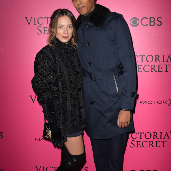Le chanteur Stromae et sa femme Coralie Barbier lors du photocall du Victoria's Secret Fashion 2016 au Grand Palais à Paris, France, le 30 novembre 2016.