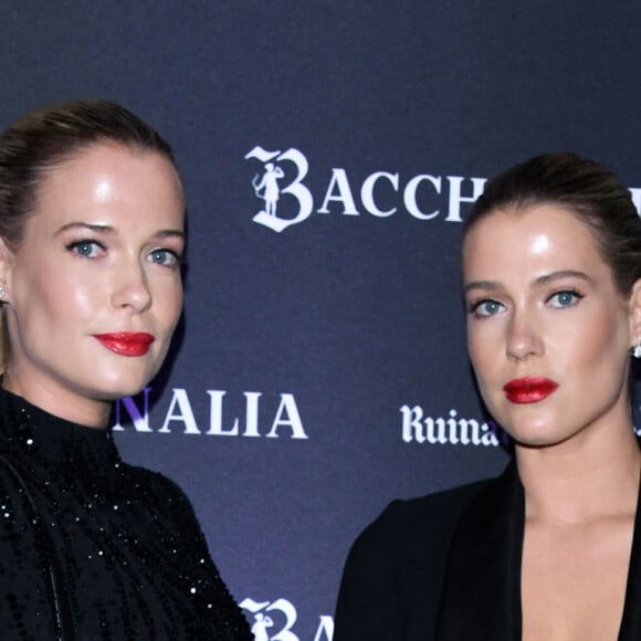 Ses soeurs, mannequins reconnues, sont également appréciées.
Lady Eliza Spencer et sa soeur Lady Amelia Spencer - Personnalités lors de l'ouverture du magasin "Bacchanalia" à Londres. Le 17 novembre 2022