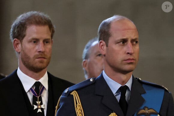 Le prince Harry, duc de Sussex, le prince de Galles William - Intérieur - Procession cérémonielle du cercueil de la reine Elisabeth II du palais de Buckingham à Westminster Hall à Londres. Le 14 septembre 2022 