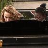 Surya et Kelly se mettent au piano afin de déranger Karine durant sa sieste ! Vraiment pas cool !