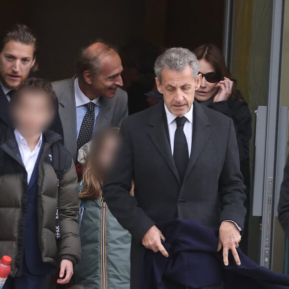 Nicolas Sarkozy et sa femme Carla Bruni Sarkozy, Jean Sarkozy et ses enfants - Sorties des obsèques de Päl Sarkozy de Nagy Bocsa, le père de Nicolas Sarkozy, en l'église Saint-Jean Baptiste à Neuilly sur Seine le 9 mars 2023. © Dominique Jacovides / Bestimage 