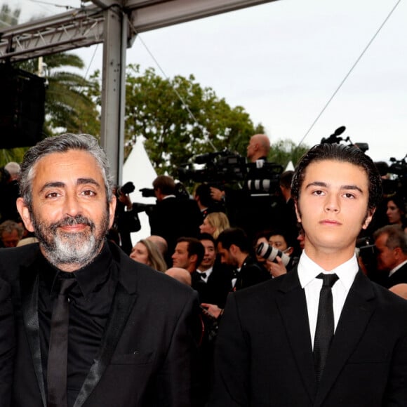 Et il travaille... avec le fils d'Eric Toledano ! 
Eric Toledano et son fils, Olivier Nakache et son fils Samuel - Montée des marches du film " Indiana Jones et le cadran de la destinée (Indiana Jones and the Dial of destiny) " lors du 76ème Festival International du Film de Cannes, au Palais des Festivals à Cannes. Le 18 mai 2023 © Jacovides-Moreau / Bestimage 