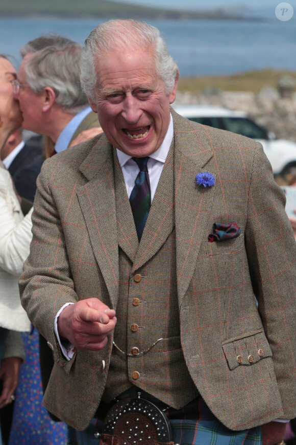 C'est aussi avec Camilla que le roi Charles III va venir en France.
Charles III assiste à une messe à l'église Canisbay à Caithness, Ecosse . 6 août 2023.