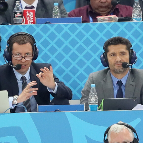 Bixente Lizarazu se paie Grégoire Margotton
 
Les commentateurs Bixente Lizarazu et Grégoire Margotton lors de la 8ème de finale du match de coupe du monde opposant l'Angleterre à la Colombie au stade Spartak à Moscow, Russie. © Cyril Moreau/Bestimage