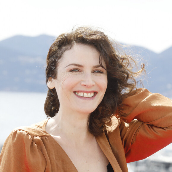 Elsa Lunghini au photocall de la série "Ici tout commence" lors de la 5ème saison du festival International des Séries "Canneseries" à Cannes, France, le 2 avril 2022. © Denis Guignebourg/Bestimage