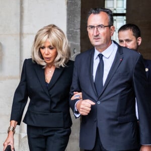 La Première Dame portait une ravissante veste noire assortie au reste de sa tenue.
Brigitte Macron se rendant à l'hommage national rendu au général Jean-Louis Georgelin, aux Invalides (Paris) le 25 aout 2023. Photo de Mathilde Mazars/Pool/ABACAPRESS.COM