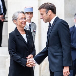 A noter que la Première Ministre Elisabeth Borne était également présente.
Sébastien Lecornu, ministre des Armées, Elisabeth Borne, Première ministre et le président de la République française, Emmanuel Macron lors de l'hommage national du général d'armée Jean-Louis Georgelin sur l'esplanade des Invalides à Paris, France, le 25 août 2023. © Mathilde Mazars/Pool/Bestimage 