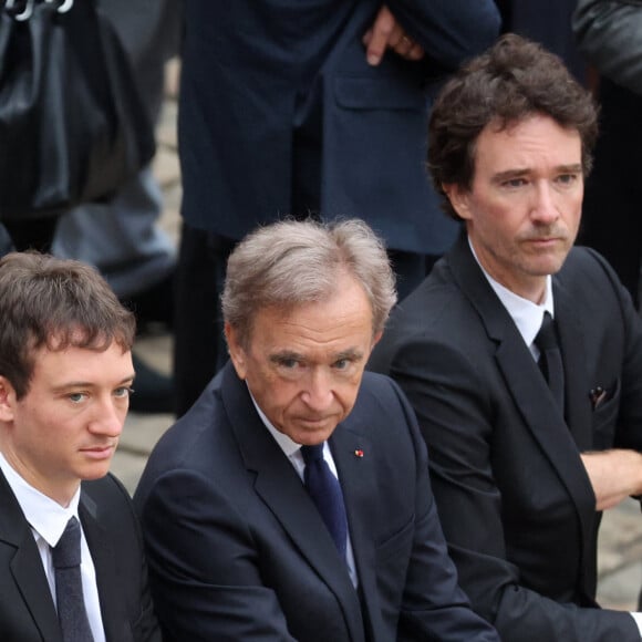 Frédéric Arnault, Bernard Arnault et Antoine Arnault lors de l'hommage national du général d'armée Jean-Louis Georgelin sur l'esplanade des Invalides à Paris, France, le 25 août 2023. L'ancien chef d'État-major des armées, chargé de la reconstruction de Notre-Dame de Paris, est mort vendredi 18 août à 74 ans lors d'une randonnée sur les pentes du Mont Valier, dans les Pyrénées. © Dominique Jacovides/Bestimage 