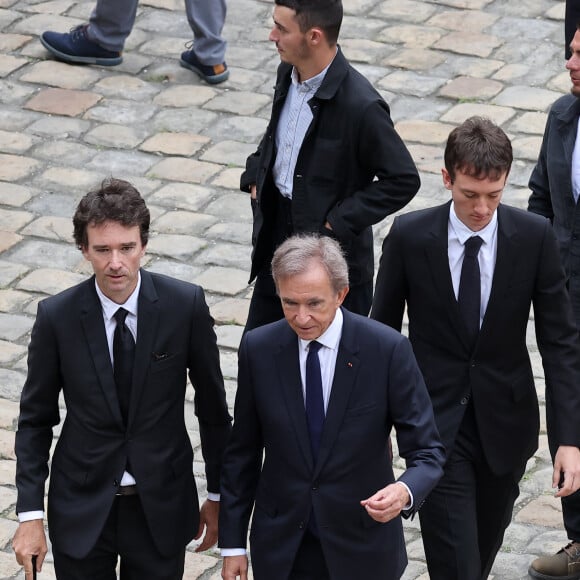 Antoine Arnault, Bernard Arnault et Frédéric Arnault lors de l'hommage national du général d'armée Jean-Louis Georgelin sur l'esplanade des Invalides à Paris, France, le 25 août 2023. L'ancien chef d'État-major des armées, chargé de la reconstruction de Notre-Dame de Paris, est mort vendredi 18 août à 74 ans lors d'une randonnée sur les pentes du Mont Valier, dans les Pyrénées. © Dominique Jacovides/Bestimage 