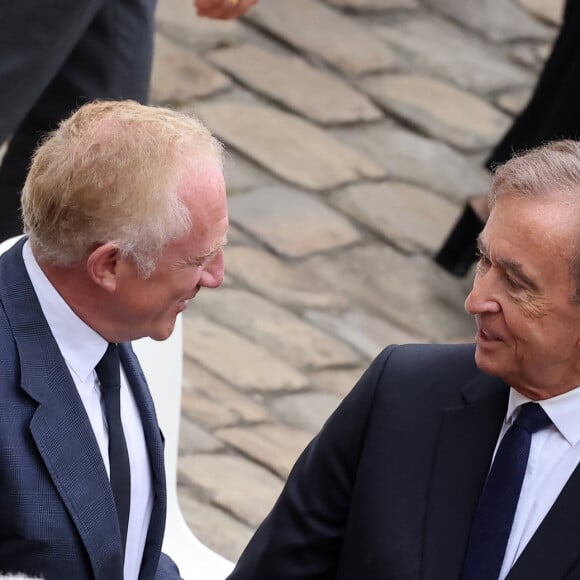 François-Henri Pinault et Bernard Arnault lors de l'hommage national du général d'armée Jean-Louis Georgelin sur l'esplanade des Invalides à Paris, France, le 25 août 2023. L'ancien chef d'État-major des armées, chargé de la reconstruction de Notre-Dame de Paris, est mort vendredi 18 août à 74 ans lors d'une randonnée sur les pentes du Mont Valier, dans les Pyrénées. © Dominique Jacovides/Bestimage 