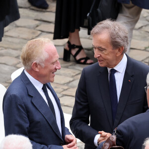 François-Henri Pinault et Bernard Arnault lors de l'hommage national du général d'armée Jean-Louis Georgelin sur l'esplanade des Invalides à Paris, France, le 25 août 2023. L'ancien chef d'État-major des armées, chargé de la reconstruction de Notre-Dame de Paris, est mort vendredi 18 août à 74 ans lors d'une randonnée sur les pentes du Mont Valier, dans les Pyrénées. © Dominique Jacovides/Bestimage 