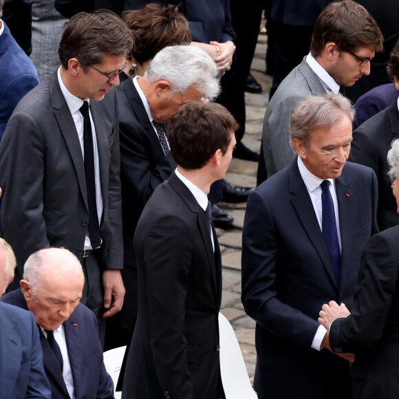 François-Henri Pinault, François Pinault, Thierry Breton, Frédéric Arnault, Bernard Arnault et Antoine Arnault lors de l'hommage national du général d'armée Jean-Louis Georgelin sur l'esplanade des Invalides à Paris, France, le 25 août 2023. L'ancien chef d'État-major des armées, chargé de la reconstruction de Notre-Dame de Paris, est mort vendredi 18 août à 74 ans lors d'une randonnée sur les pentes du Mont Valier, dans les Pyrénées. © Dominique Jacovides/Bestimage  National hommage to Jean-Louis Georgelin, a former French army chief in charge of restoring Paris's emblematic Notre-Dame cathedral, at the Hotel des Invalides in Paris, on August 25, 2023. General Jean-Louis Georgelin, 74, died on August 18, 2023 during a mountain hike in the Pyrenees mountain.