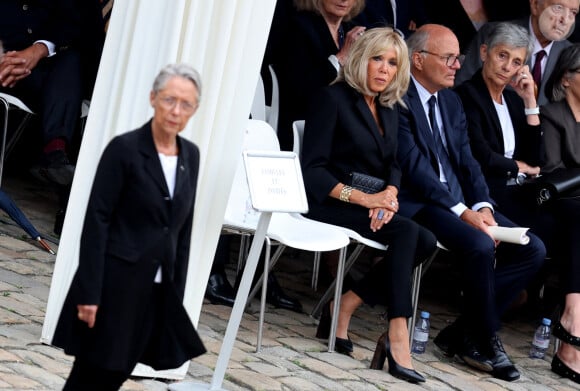 Elisabeth Borne, Première ministre et la Première Dame Brigitte Macron lors de l'hommage national du général d'armée Jean-Louis Georgelin sur l'esplanade des Invalides à Paris, France, le 25 août 2023. L'ancien chef d'État-major des armées, chargé de la reconstruction de Notre-Dame de Paris, est mort vendredi 18 août à 74 ans lors d'une randonnée sur les pentes du Mont Valier, dans les Pyrénées. © Dominique Jacovides/Bestimage 