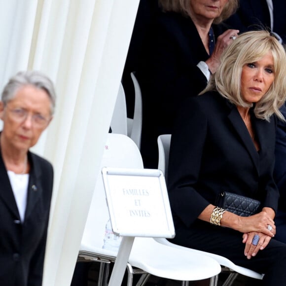 Elisabeth Borne, Première ministre et la Première Dame Brigitte Macron lors de l'hommage national du général d'armée Jean-Louis Georgelin sur l'esplanade des Invalides à Paris, France, le 25 août 2023. L'ancien chef d'État-major des armées, chargé de la reconstruction de Notre-Dame de Paris, est mort vendredi 18 août à 74 ans lors d'une randonnée sur les pentes du Mont Valier, dans les Pyrénées. © Dominique Jacovides/Bestimage 