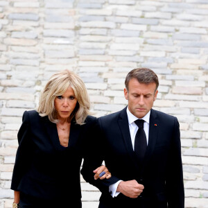 Le président de la République française, Emmanuel Macron et sa femme la Première Dame Brigitte Macron lors de l'hommage national du général d'armée Jean-Louis Georgelin sur l'esplanade des Invalides à Paris, France, le 25 août 2023. L’ancien chef d’État-major des armées, chargé de la reconstruction de Notre-Dame de Paris, est mort vendredi 18 août à 74 ans lors d’une randonnée sur les pentes du Mont Valier, dans les Pyrénées. © Dominique Jacovides/Bestimage  National hommage to Jean-Louis Georgelin, a former French army chief in charge of restoring Paris's emblematic Notre-Dame cathedral, at the Hotel des Invalides in Paris, on August 25, 2023. General Jean-Louis Georgelin, 74, died on August 18, 2023 during a mountain hike in the Pyrenees mountain. 