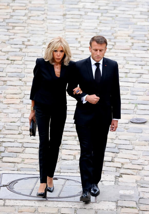 Le président de la République française, Emmanuel Macron et sa femme la Première Dame Brigitte Macron lors de l'hommage national du général d'armée Jean-Louis Georgelin sur l'esplanade des Invalides à Paris, France, le 25 août 2023. L’ancien chef d’État-major des armées, chargé de la reconstruction de Notre-Dame de Paris, est mort vendredi 18 août à 74 ans lors d’une randonnée sur les pentes du Mont Valier, dans les Pyrénées. © Dominique Jacovides/Bestimage  National hommage to Jean-Louis Georgelin, a former French army chief in charge of restoring Paris's emblematic Notre-Dame cathedral, at the Hotel des Invalides in Paris, on August 25, 2023. General Jean-Louis Georgelin, 74, died on August 18, 2023 during a mountain hike in the Pyrenees mountain. 