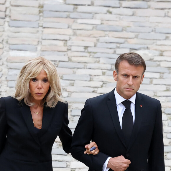 Le président de la République française, Emmanuel Macron et sa femme la Première Dame Brigitte Macron lors de l'hommage national du général d'armée Jean-Louis Georgelin sur l'esplanade des Invalides à Paris, France, le 25 août 2023. L’ancien chef d’État-major des armées, chargé de la reconstruction de Notre-Dame de Paris, est mort vendredi 18 août à 74 ans lors d’une randonnée sur les pentes du Mont Valier, dans les Pyrénées. © Dominique Jacovides/Bestimage  National hommage to Jean-Louis Georgelin, a former French army chief in charge of restoring Paris's emblematic Notre-Dame cathedral, at the Hotel des Invalides in Paris, on August 25, 2023. General Jean-Louis Georgelin, 74, died on August 18, 2023 during a mountain hike in the Pyrenees mountain. 