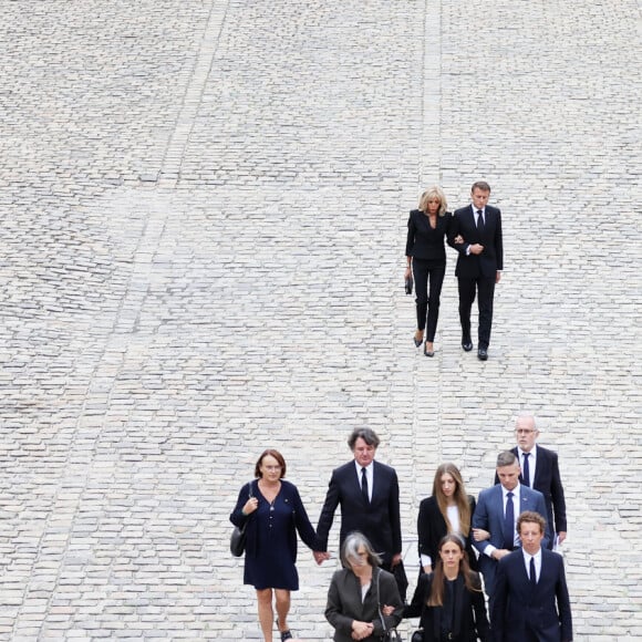 Le cercueil avec le président de la République française, Emmanuel Macron, sa femme la Première Dame Brigitte Macron, la famille et les proches du défunt lors de l'hommage national du général d'armée Jean-Louis Georgelin sur l'esplanade des Invalides à Paris, France, le 25 août 2023. L’ancien chef d’État-major des armées, chargé de la reconstruction de Notre-Dame de Paris, est mort vendredi 18 août à 74 ans lors d’une randonnée sur les pentes du Mont Valier, dans les Pyrénées. © Dominique Jacovides/Bestimage  National hommage to Jean-Louis Georgelin, a former French army chief in charge of restoring Paris's emblematic Notre-Dame cathedral, at the Hotel des Invalides in Paris, on August 25, 2023. General Jean-Louis Georgelin, 74, died on August 18, 2023 during a mountain hike in the Pyrenees mountain. 