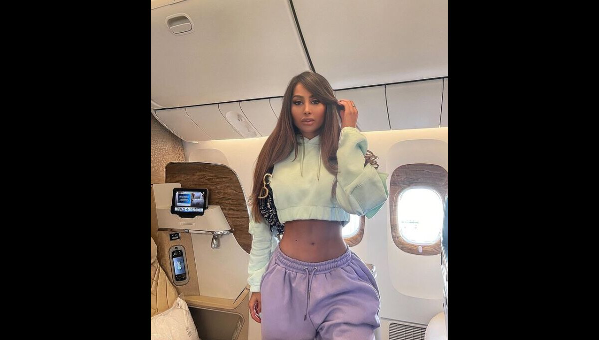 Photo : Océane El Himer dans un avion en direction de Paris, le 23 mai 2021  - Purepeople