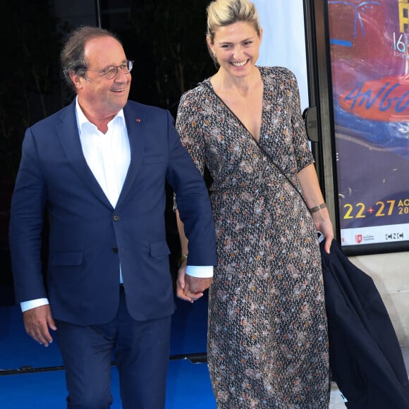 Ils sont apparus main dans la main
Julie Gayet et son mari François Hollande aux arrivées sur le tapis bleu de la 16ème édition du festival du film francophone de Angoulême le 25 août 2023. © Coadic Guirec / Bestimage 