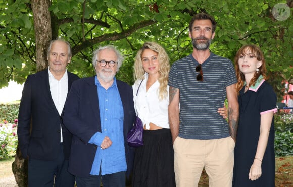 Hippolyte Girardot, Pascal Thomas, Marguerite Perrotte, Alexandre Lafaurie et Lolita Chammah au photocall du film "Le Voyage en pyjama" lors de la 16ème édition du festival du film francophone (FFA) de Angoulême, France, le 25 août 2023. © Coadic Guirec/Bestimage 