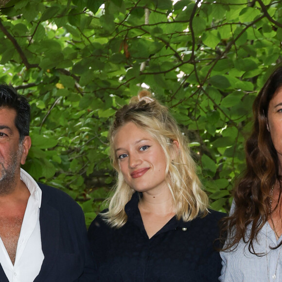 Alain Attal, Nadia Tereszkiewicz et Stephanie Di Giusto - Photocall du film "Rosalie" lors de la 16ème édition du festival du film francophone (FFA) de Angoulême le 25 août 2023. © Coadic Guirec / Bestimage 