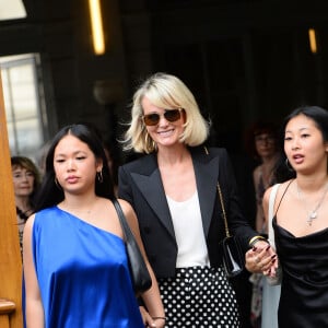 Elle va y étudier la mode, ce qui était son rêve.
Laeticia Hallyday et ses filles Jade et Joy à leur arrivée au mariage de Claude Lelouch à la mairie du 18ème à Paris. Le 17 juin 2023