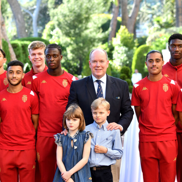 Le prince Albert II de Monaco, avec ses enfants le prince héréditaire Jacques et la princesse Gabriella, a reçu au Palais l'équipe de football de l'académie de l'A.S. Monaco vainqueur de la coupe Gambardella Crédit Agricole, le 3 juin 2023.© Bruno Bebert/Bestimage