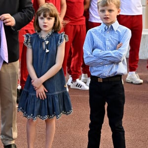 Et peut-être avec les cadets de la famille, Jacques et Gabriella !
Le prince Albert II de Monaco, avec ses enfants le prince héréditaire Jacques et la princesse Gabriella, a reçu au Palais l'équipe de football de l'académie de l'A.S. Monaco vainqueur de la coupe Gambardella Crédit Agricole, le 3 juin 2023. © Bruno Bebert/Bestimage 