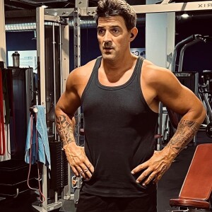 Voulant se requinquer physiquement, Jean-Pascal Lacoste a partagé sur Instagram ce lundi 28 août 2023 les incroyables résultats de sa nouvelle hygiène de vie. Habillé d'une tenue de sport, le père de famille a affiché son impressionnante musculature : la preuve en image !
Jean-Pascal Lacoste sur Instagram.