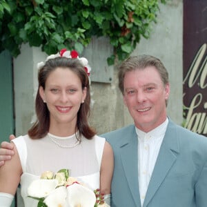 Ils ont surmonté les hauts et les bas
Archives - Le chanteur Herbert Léonard et sa femme Cléo, marient leur fille Eléa à Barbizon. Parmis les invités, Vline Buggy, Julien Lepers, Bernard Tapie, et bien d'autres.