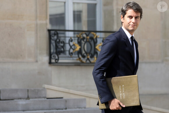 Gabriel Attal, ministre de l'Éducation nationale et de la Jeunesse à la sortie du conseil des ministres, au palais de l'Elysée, Paris, le 30 août 2023 © Stéphane Lemouton / Bestimage