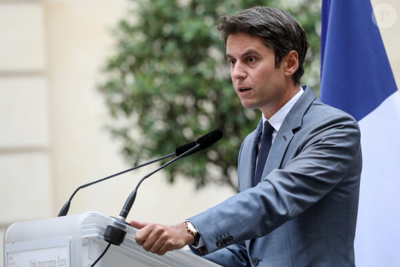 Récemment, le ministre de l'Éducation nationale et de la Jeunesse, Gabriel Attal a annoncé l'interdiction de l'abaya dans les écoles
 
Gabriel Attal, ministre de l'Éducation nationale et de la Jeunesse lors de la conférence de presse à l'occasion de la rentrée scolaire, à Paris, le 28 août 2023, au ministère de l'Education. © Stéphane Lemouton / Bestimage