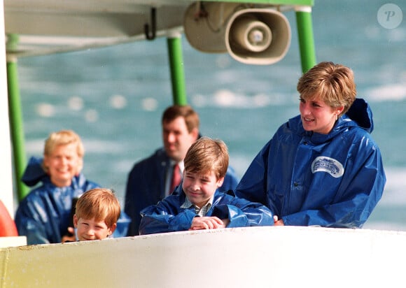 La princesse Diana, Le prince William, duc de Cambridge, Le prince Harry, duc de Sussex le 26 octobre 1991 près des chutes du Niagara.