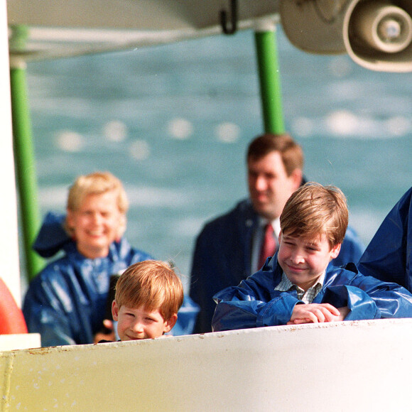 La princesse Diana, Le prince William, duc de Cambridge, Le prince Harry, duc de Sussex le 26 octobre 1991 près des chutes du Niagara.