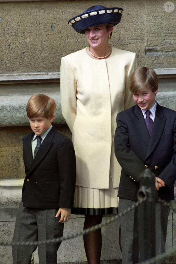 La princesse Diana, Le prince William, duc de Cambridge, Le prince Harry, duc de Sussex, le 19 avril 1992 sortent de la St George's Chapel à Windsor.