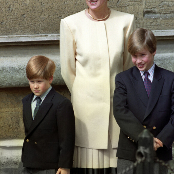 La princesse Diana, Le prince William, duc de Cambridge, Le prince Harry, duc de Sussex, le 19 avril 1992 sortent de la St George's Chapel à Windsor.