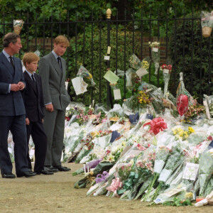 Le prince Charles, prince de Galles, Le prince Harry, duc de Sussex, prince William, duc de Cambridge, 5 septembre 1997 après la mort de Lady Diana à Kensington Palace.