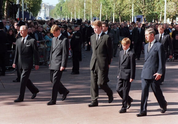 Charles Spencer, le prince William, duc de Cambridge, Le prince Harry, duc de Sussex, Le prince Charles, prince de Galles, le 6 septembre 1997 pour les obsèques de Lady Diana à Londres. 