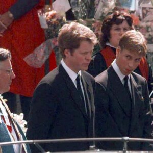 Charles Spencer, le prince William, duc de Cambridge, Le prince Harry, duc de Sussex, Le prince Charles, prince de Galles, le 6 septembre 1997 pour les obsèques de Lady Diana à Londres.