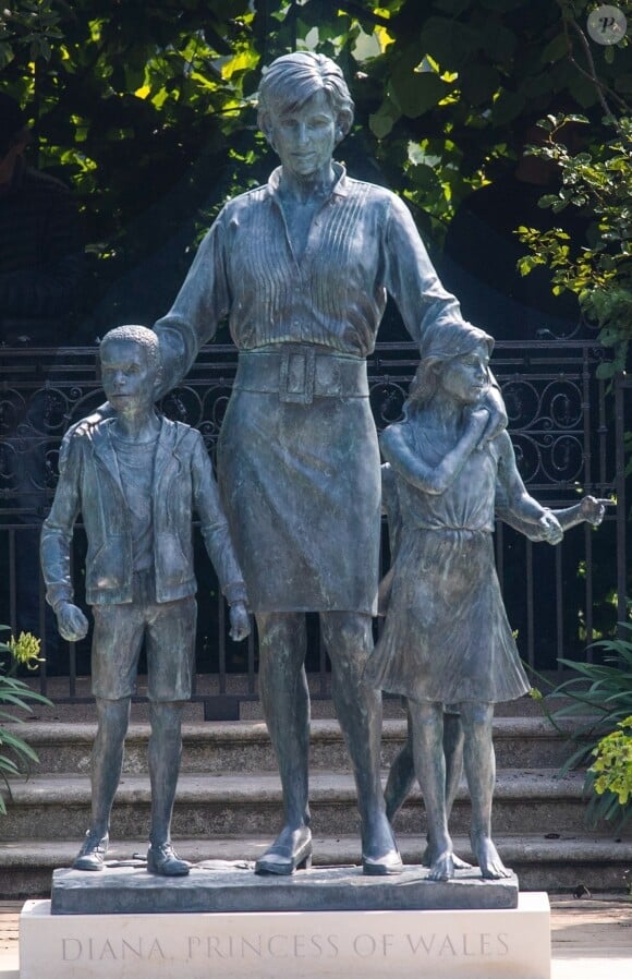 La statue de la princesse Diana, inaugurée dans les jardins de Kensington Palace, le jour de son 60 ème anniversaire à Londres, le 1er juillet 2021. 