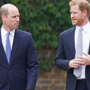 Ses fils, quant à eux, ont été orphelins brutalement.
Le prince William, duc de Cambridge, et son frère Le prince Harry, duc de Sussex, se retrouvent à l'inauguration de la statue de leur mère, la princesse Diana dans les jardins de Kensington Palace à Londres, le 1er juillet 2021. Ce jour-là, la princesse Diana aurait fêté son 60 ème anniversaire. 