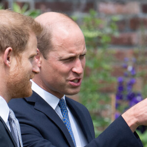 Le prince William, duc de Cambridge, et son frère Le prince Harry, duc de Sussex, se retrouvent à l'inauguration de la statue de leur mère, la princesse Diana dans les jardins de Kensington Palace à Londres, le 1er juillet 2021. Ce jour-là, la princesse Diana aurait fêté son 60 ème anniversaire. 